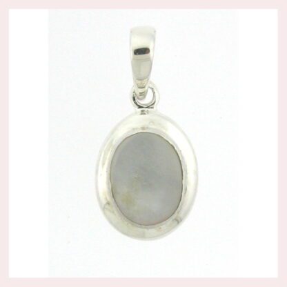 A stunning Sterling Silver Pendant with a breathtaking Mother of Pearl 925 stone.