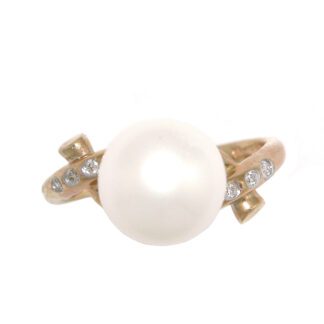 A Pearl & Diamond Ring in 14KT Gold with a pearl and diamonds.