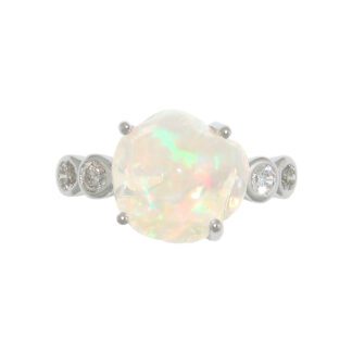 10124O An opal and diamond ring.