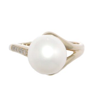 A pearl and diamond ring in yellow gold.